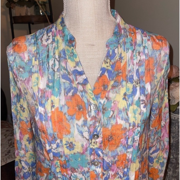 Ruby Rd floral button down top. EUC w extra button 🌸 - Picture 2 of 8
